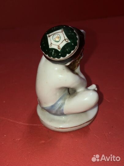 Фарфоровая статуэтка Мальчик с виноградом лфз