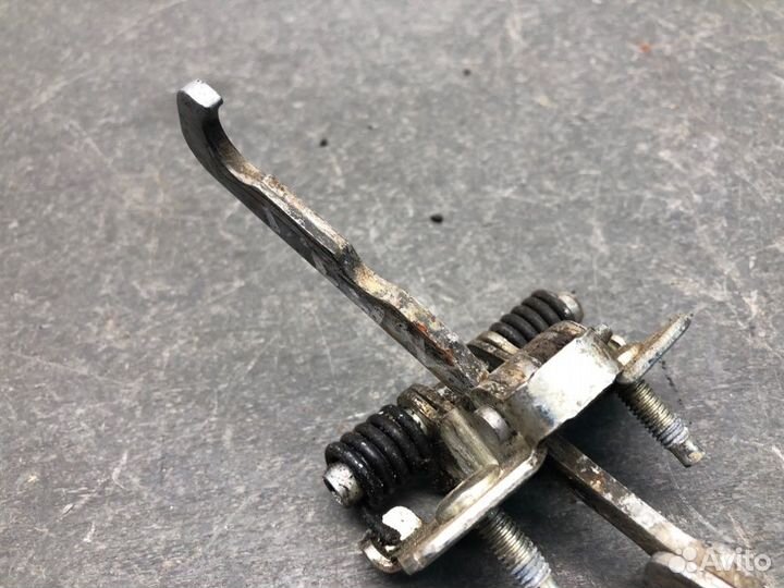 Ограничитель двери задний левый Renault Logan 2 L8