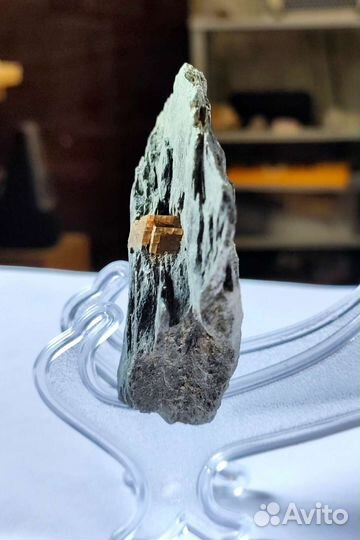 Брейнерит в хлоритовом сланце