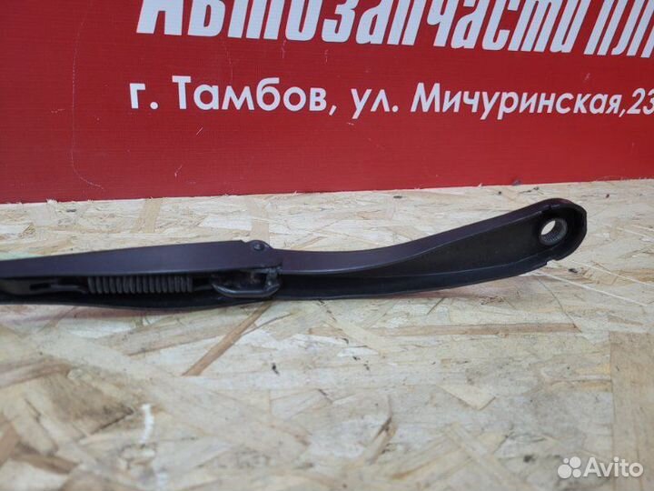 Поводок дворника передний левый Renault Logan