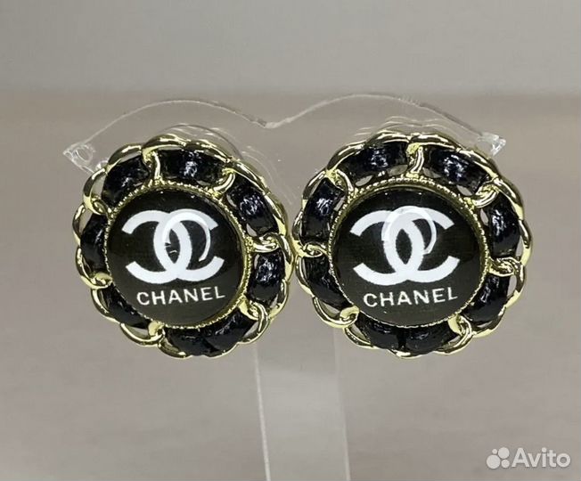 Серьги Chanel разные