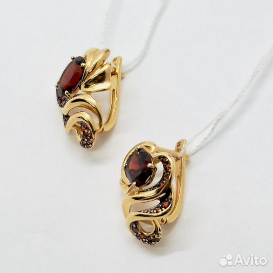 Золотые серьги с гранатом