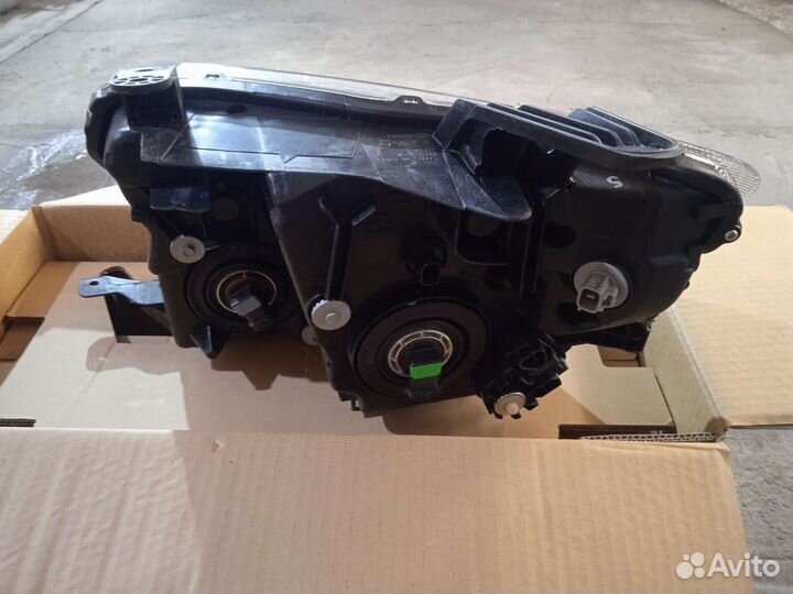 Фара передняя правая Митсубиси Паджеро 4