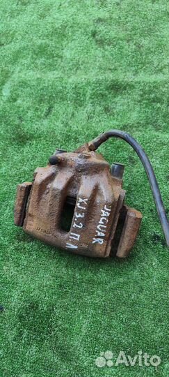 Передний левый суппорт Jaguar XJ X300