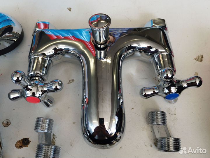 Смеситель для ванны с душем новый