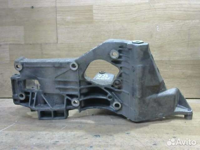 Кронштейн генератора Volkswagen Golf 4 038903143H