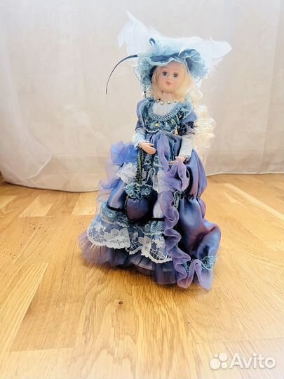 Кукла фарфоровая