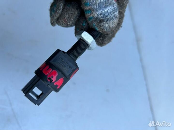 Датчик включения стопсигнала Chevrolet Niva