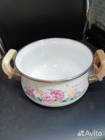 Сковороды, кастрюли, миски и горшочки разные