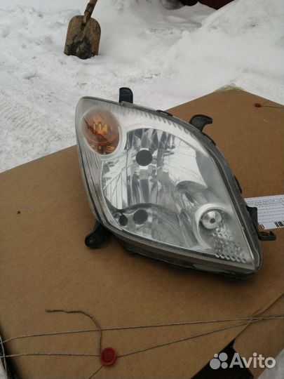 Toyota ist (scionXa) Фара Правая (Оригинал)