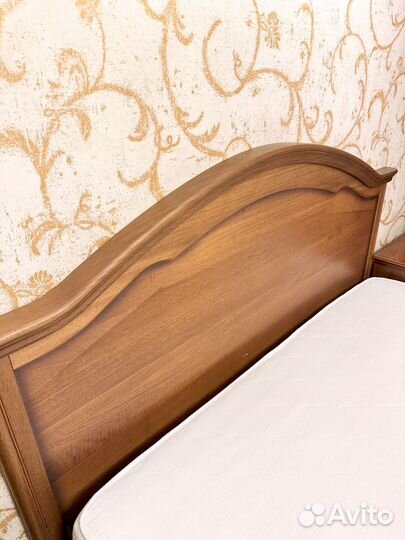 Кровать двухспальная с матрасом и тумбочками