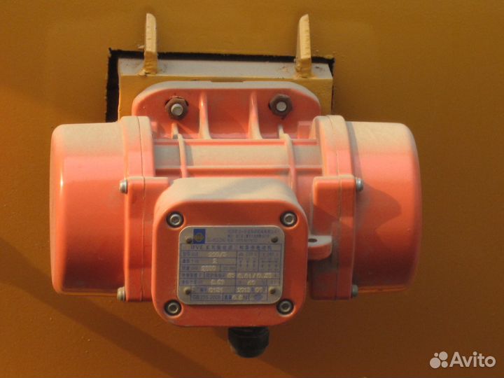 Вибратор на бункер цемента