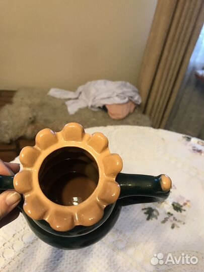 Глиняный кувшин с чашками