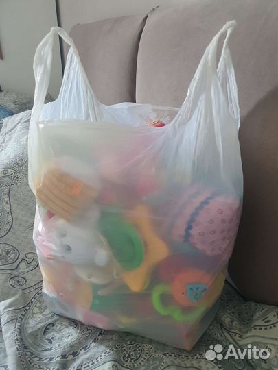 Пакет развивающих игрушек,погремушек,грызунков