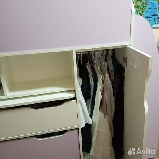 Детская кровать чердак со столом и шкафчиками