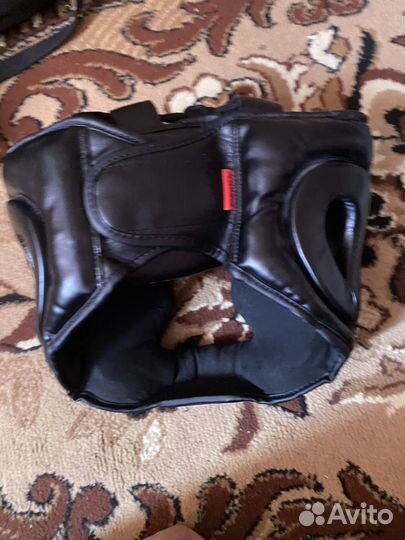 Боксерские перчатки и шлем