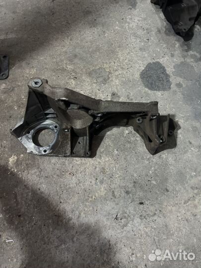 Кранштейн 038903143А 1.9sdi Volkswagen Golf lV