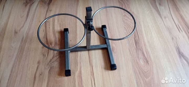 Подставка для корма, кормушка