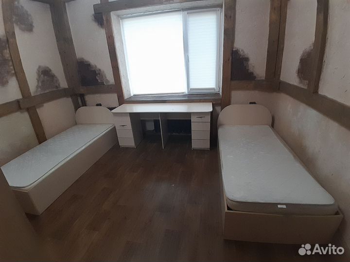 Кровать,стол,кровать