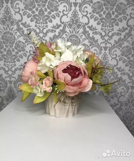 Искусственный букет в гипсовом кашпо