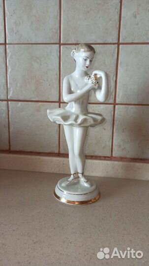 Статуэтка Балерина с цветком фарфор Вербилки