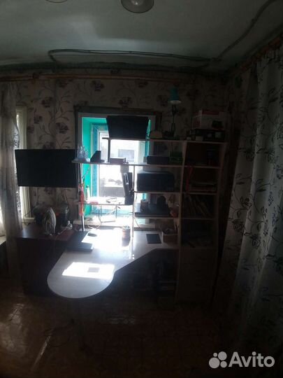 Угловой письменный стол с полками