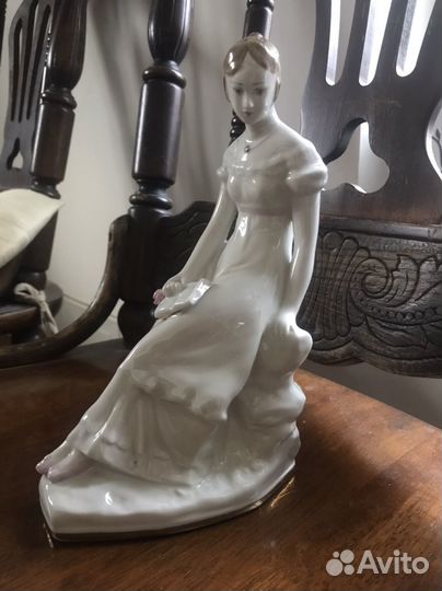 Фарфоровая статуэтка Девушка с книгой Вербилки