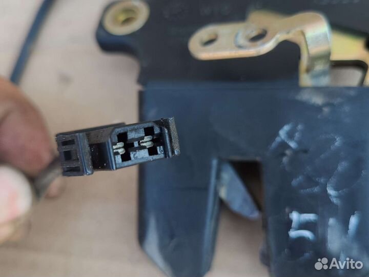 Замок крышки багажника задний Audi 80 B4