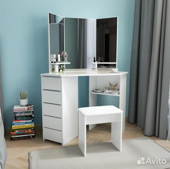 Туалетный столик с зеркалом