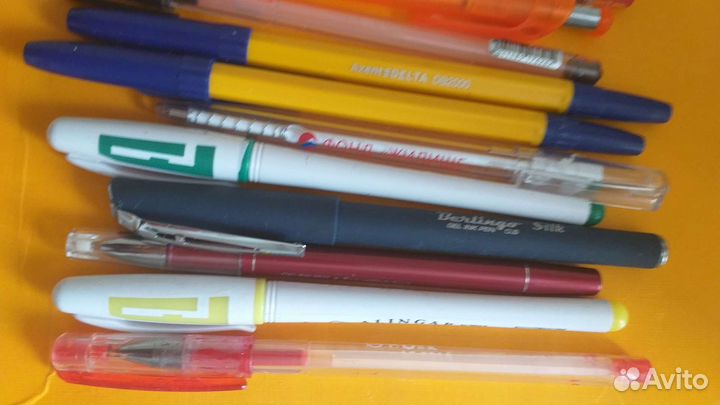 Разные ручки канцелярские