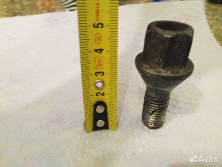 Болт от колеса автомобиля