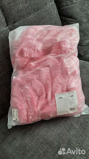 Одноразовые простыни в рулоне и шапочки