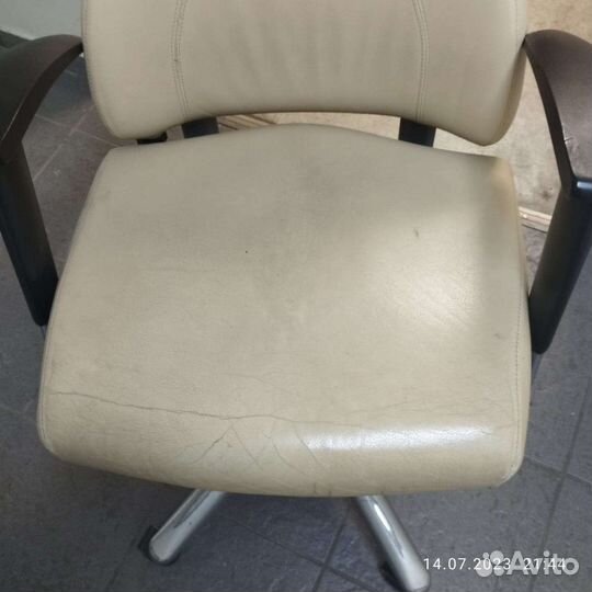Кожаное компьютерное кресло