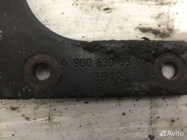 A9608306514 Кронштейн трубки радиатора Actros