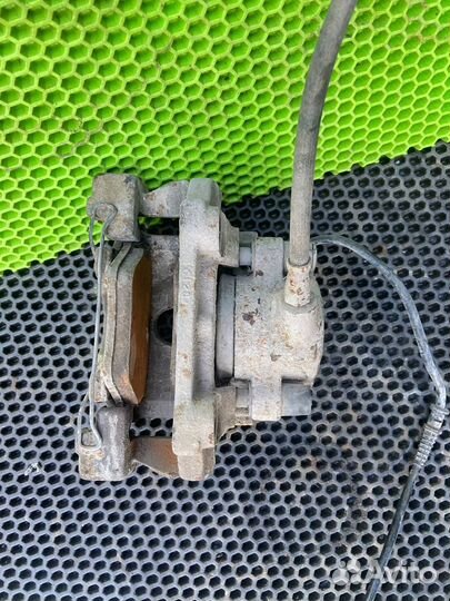 Тормозной суппорт Mercedes-Benz W210 передний левы