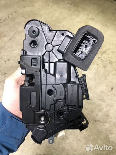 Замок передней левой двери Skoda Rapid