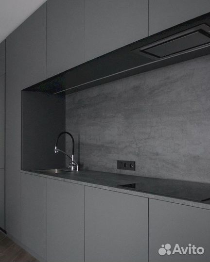 Серая прямая кухня монохром