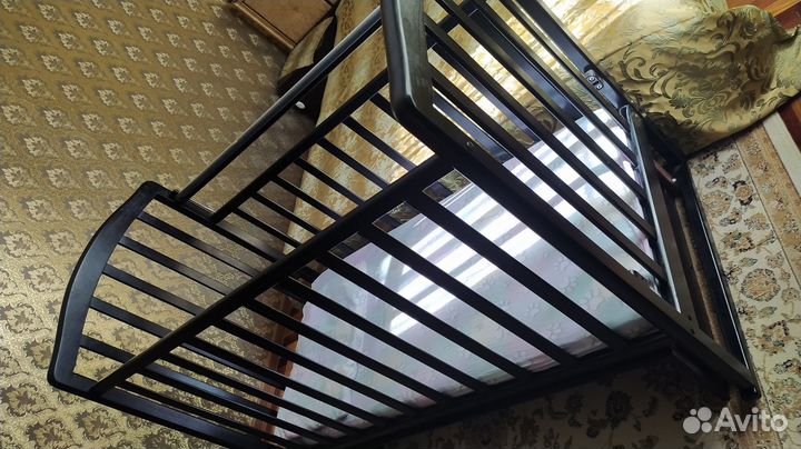 Детская кроватка с маятником