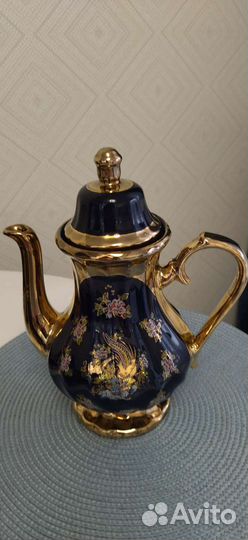 Чайные чашки, кофейник