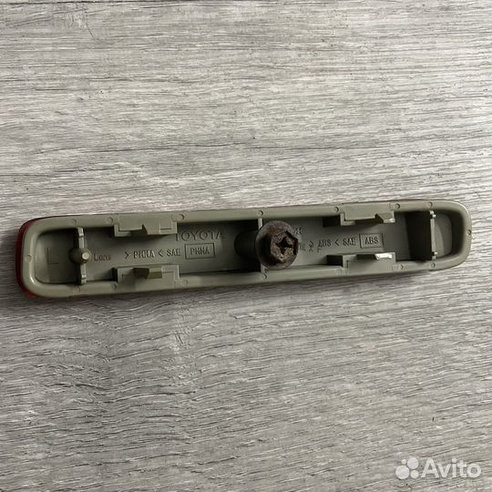 Отражатель заднего бампера Toyota левый 8192021040