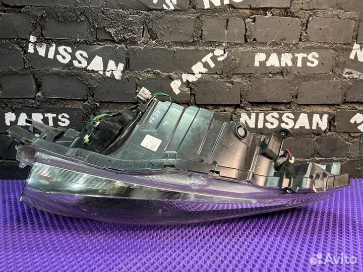 Фара передняя правая Nissan Leaf AZE0-061302 EM57