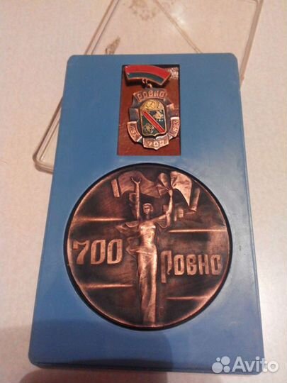 Значок и медаль.Город Ровно