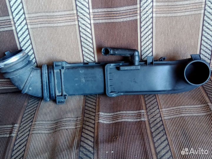 Патрубок воздушного фильтра Мерседес Бенц с 180