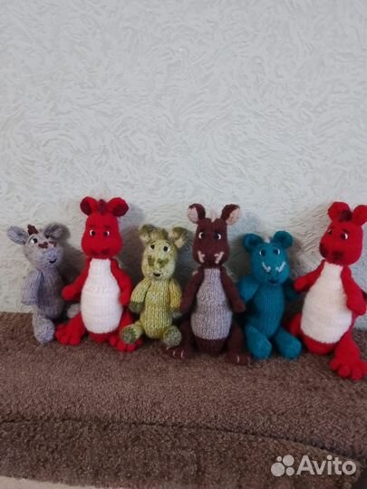 Подушка вязаная спящий котик