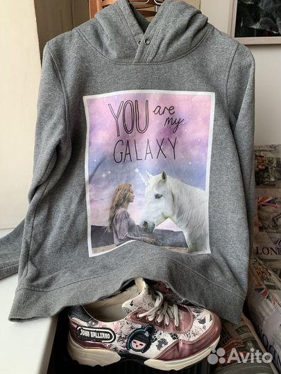 Комплект: толстовка и кроссовки