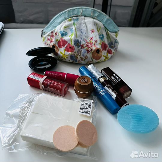 Набор косметики в косметичке