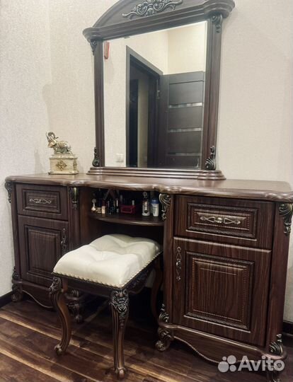 Трюмо с зеркалом + пуф