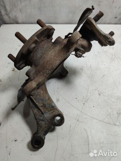 Поворотный кулак левый цапфа Toyota RAV4 30 40