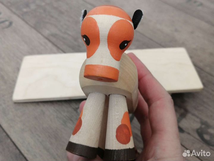 Идёт бычок качается