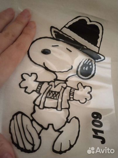 Наклейка на стекло